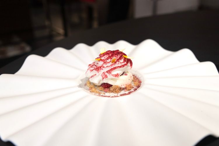Spuma di yogurt di bufala, sorbetto con lamponi, litchi e rosa