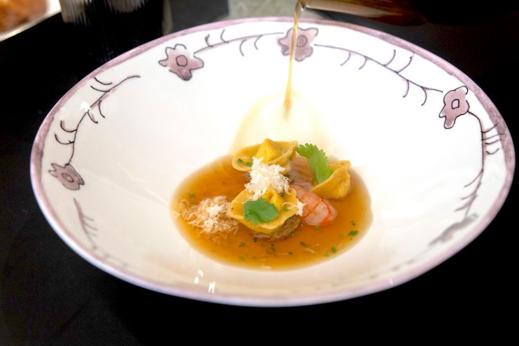 Bottoni ripieni di mandorla, porcini, gambero rosso e consommè di cappone