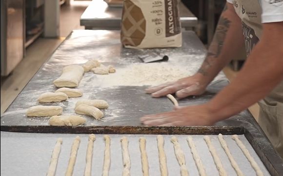 Deliziosi grissini in preparazione