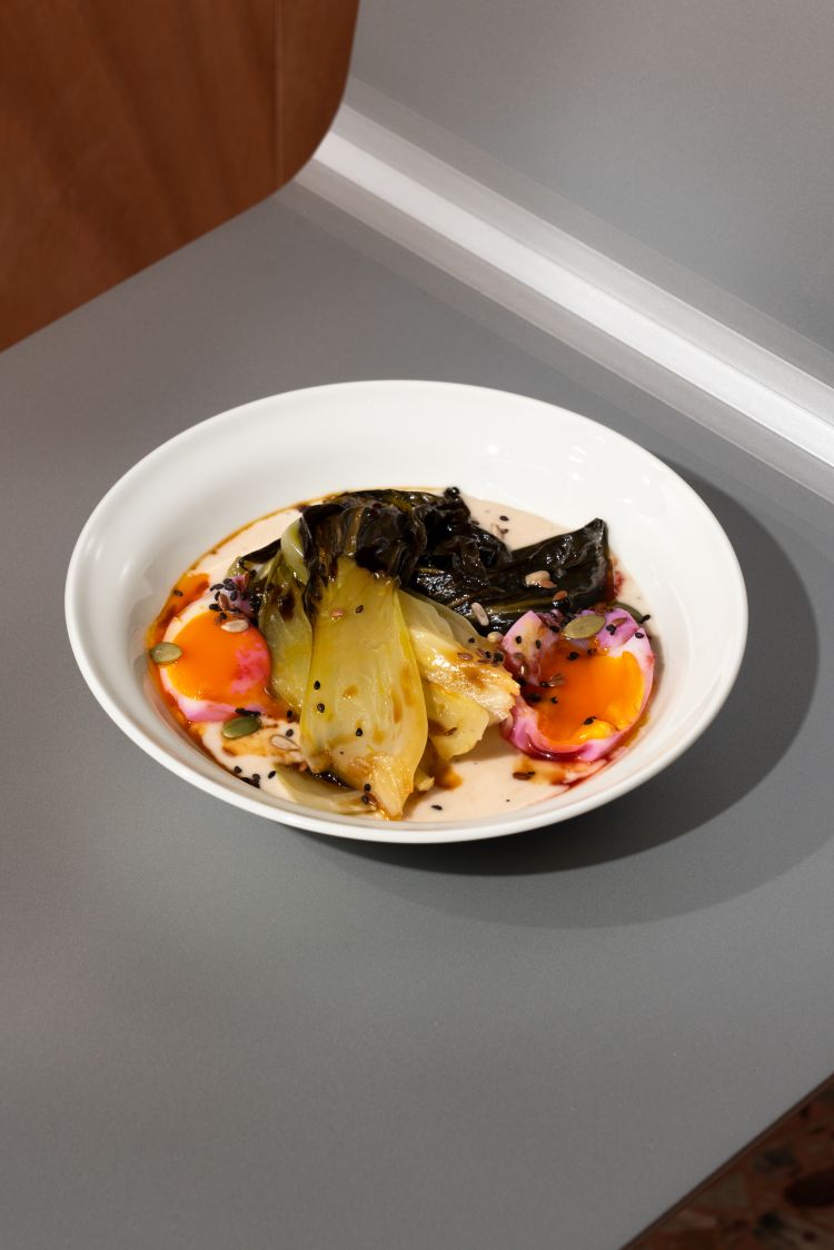 Crema di cannellini, pak choi, uova rosa barzotte, olio piccante fatto in casa e mix di semi - tra i piatti proposti da l'altro