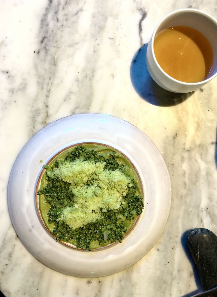 Broccolo usato integralmente, gambo fermentato, granita e cous cous. Si aggiunge un elemento esterno, la crema di pistacchio e il sorso suggerito è quello del padrone di casa Matteo Mazza, quindi il suo vin brûlé a base di vino macerato e una leggera speziatura finale al cardamomo
