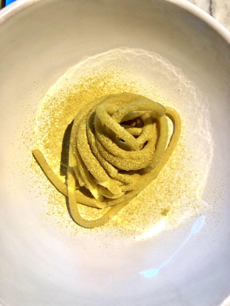 Spaghettoni, Fiore sardo e limone
Più acerba di un al dente la cottura di questo spaghettone mantecato con del Fiore Sardo. L'acidità intensa del limone, estrae quasi una fresca piccantezza e, a occhi chiusi, non molto siamo distanti dalla soddisfazione di una superba Cacio e pepe
