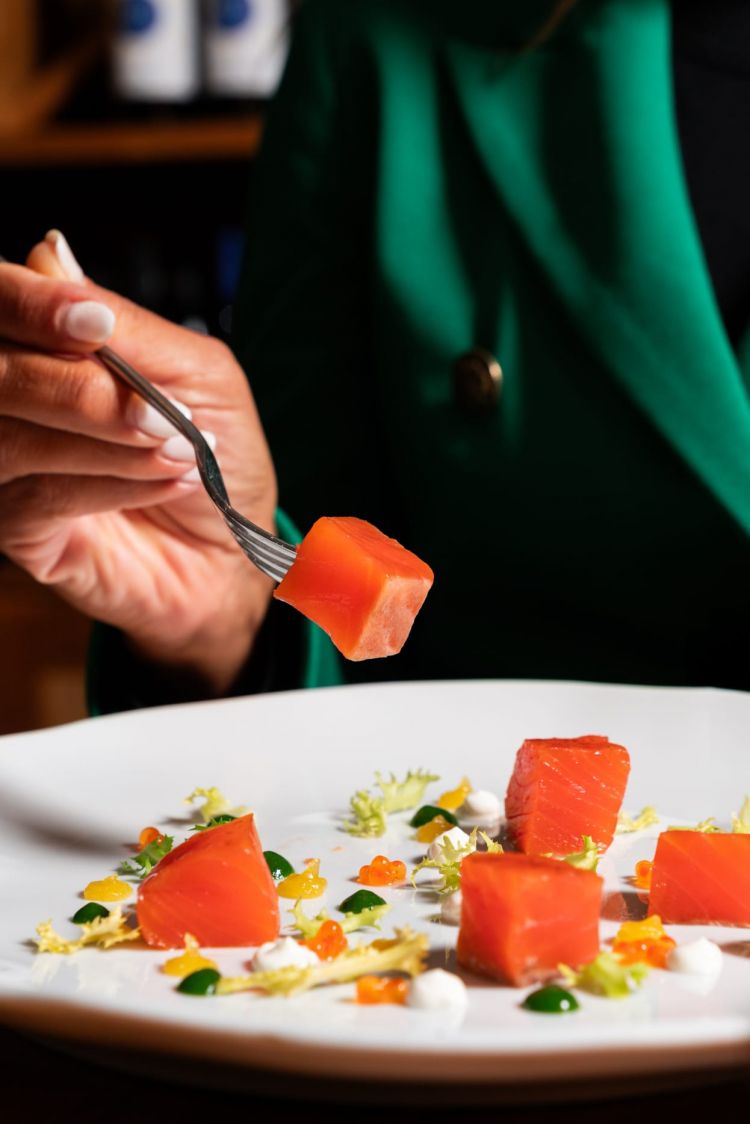 La Trota affumicata alla mela verde con yogurt acido, salsa di scarola, limone fermentato e uova di trota
