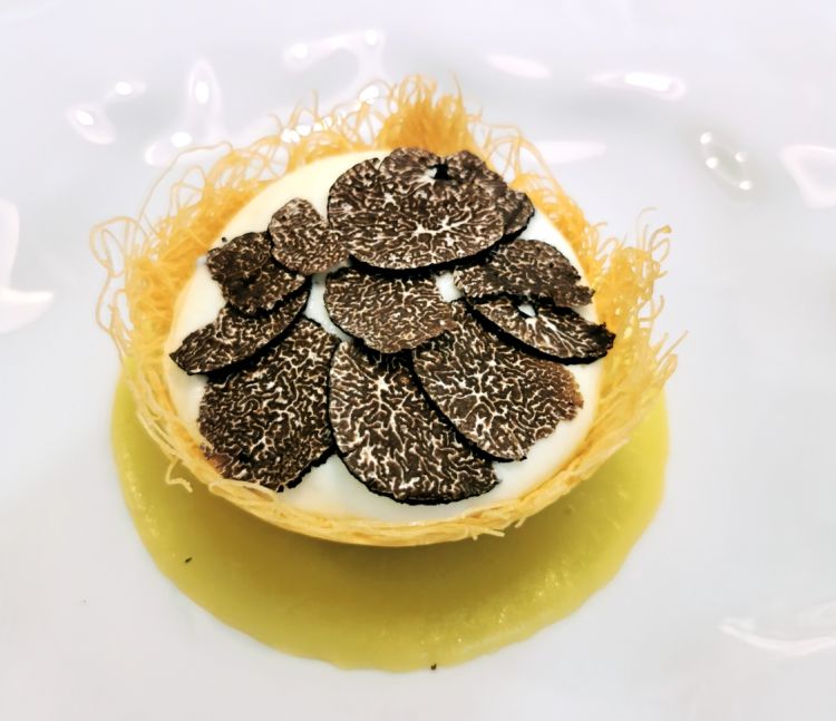 Uovo al tartufo di Bagnoli: uovo pochè, nido di kataifi, vellutata di porro e patate, spuma di caciocavallo e tartufo nero irpino
