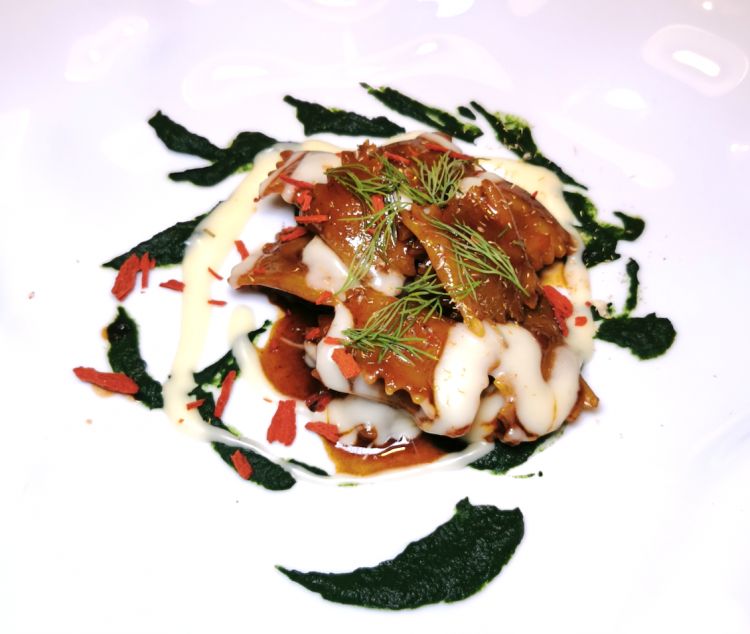 Raviolini del Plin ripieni di cinghiale con salsa di ortiche, caciocavallo, fiocchi di pomodoro, finocchietto e camomilla
