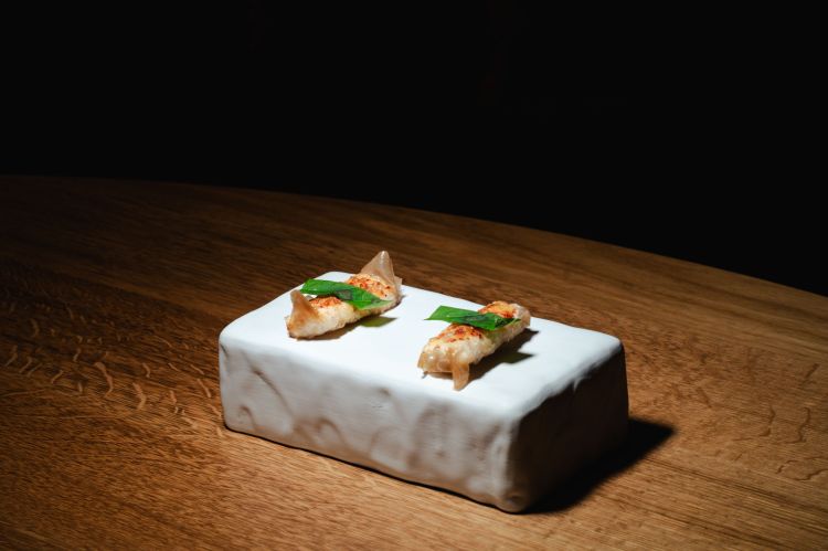 Sogliola in sfoglia fine, agrodolce al tamarindo e shiso