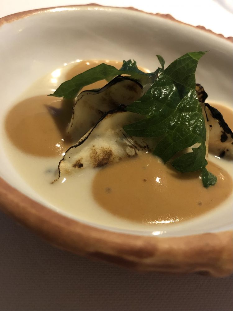 Sedano rapa, mazzancolle e salsa Tom Kha Gai
Un gyoza di sedano rapa farcito di mazzancolle poggia sulla sua bisque che si lega alla salsa Thai a base di latte di cocco, scalogno, lemon grass e altri aromi. Una spezia ben dosata, un boccone vibrante e molto goloso
