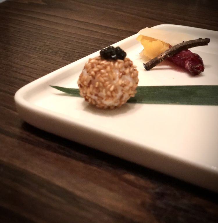 Some of the entrées proposed for the evening: Fried mochi with azuki beans, sesame and caviar and Wagyu bresaola with amazu cauliflower and confit truffle, as well as goma salmon, cooked at 37°C, marinated and served with black sesame and spinach, while to cleanse the palate, Shiso infusion
