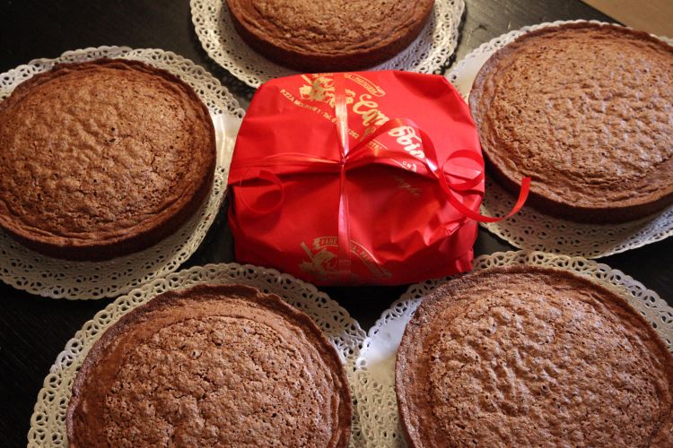 Deliziosa, senza farina aggiunta, la Torta di nocciola si realizza con burro, uova, zucchero, cacao e lievito