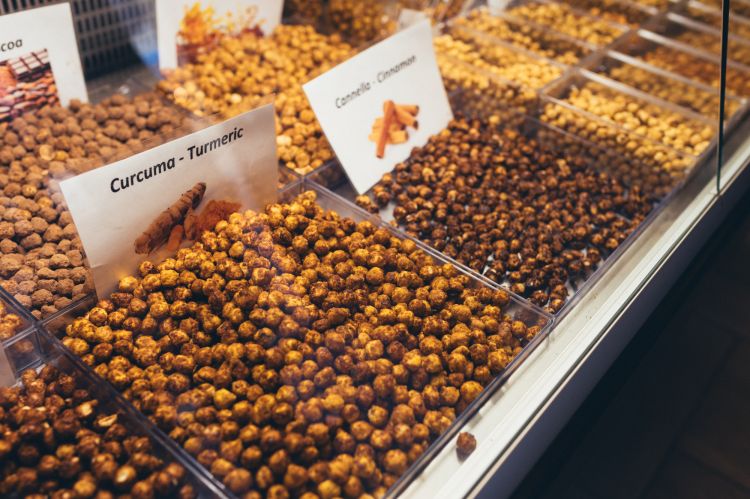 Non solo dolce: oggi le nocciole vengono aromatizzate con spezie, e anche con i profumi dell'orto