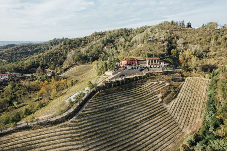 Immerso tra le colline dell'alto Monferrato, i