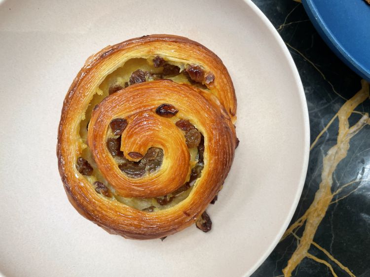 Non solo panettoni: nello splendido stabilimento di Olivieri 1882 ad Arzignano (Vicenza) è possibile gustare la viennoiserie, ricchissima nel weekend, prodotti di panificazione, pasticceria, gelateria e cioccolato, in quella che può definirsi a tutti gli effetti una bakery contemporanea. In foto l'intramontabile Girella crema e uvetta