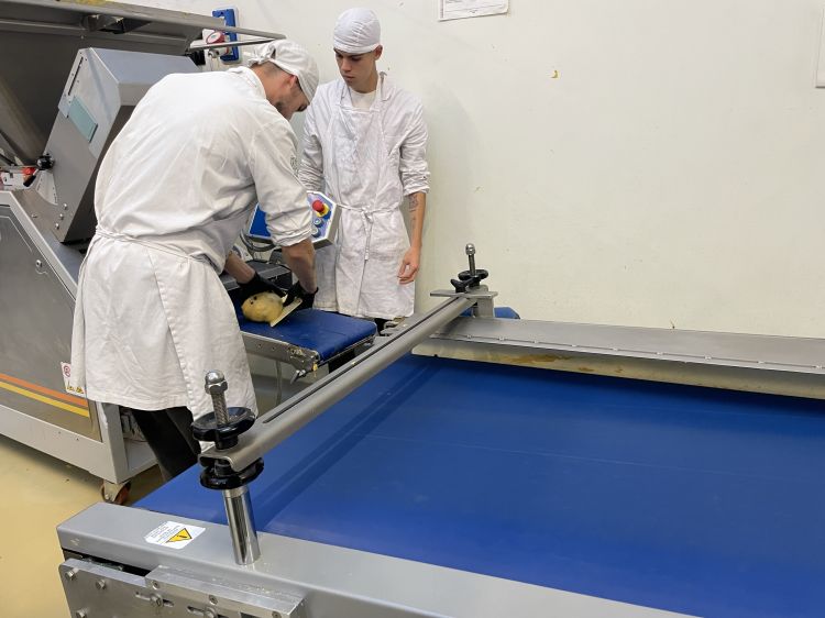 Una vera rivoluzione nella produzione dei panettoni è l'adozione di un nastro (con particolare grip) che agevola la fase della pirlatura, tale da rendere ogni forma omogenea prima di finire nei pirottini