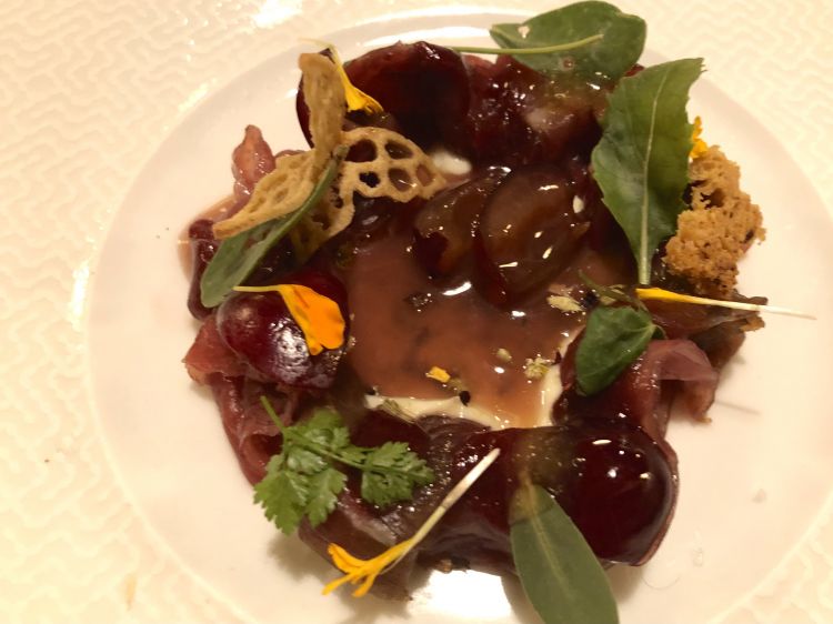 Angus, ciliegie, camomilla: la carne diventa quasi un contorno, irrorata da un fondo di angus e ciliegia; alla base morbido burro aromatizzato alla camomilla. Quest'ultima e il frutto si richiamano l'un l'altra boccone dopo boccone