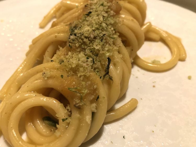 Spaghetto, aringa, albicocca: un assaggio d’estate, di tradizione italiana
