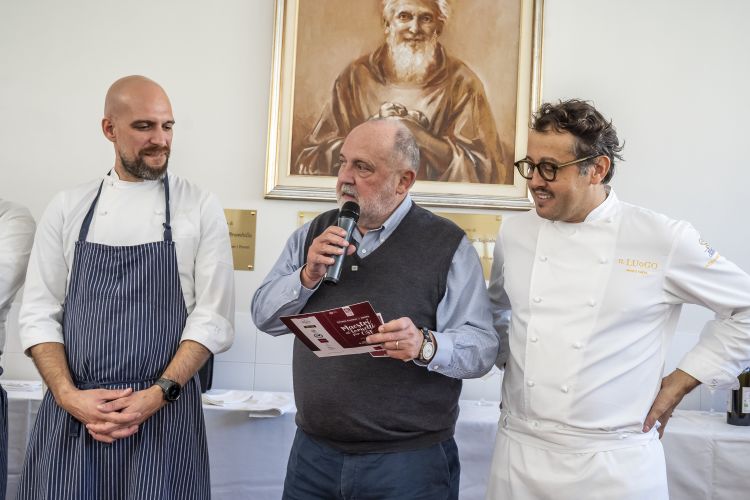 Al centro, Paolo Marchi, co-fondatore di Identità Golose, con gli chef Raffaele Minghini (a sinistra) e Alessandro Negrini (a destra)

