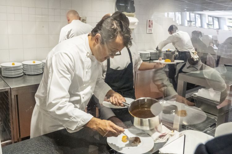 Alessandro Negrini e l'impiattamento della Guancia servita con fondo bruno e purea di carote al cardamomo
