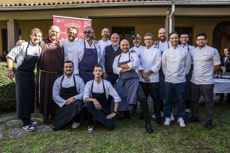 Foto di rito con la brigata estesa di Grandi Cuoc