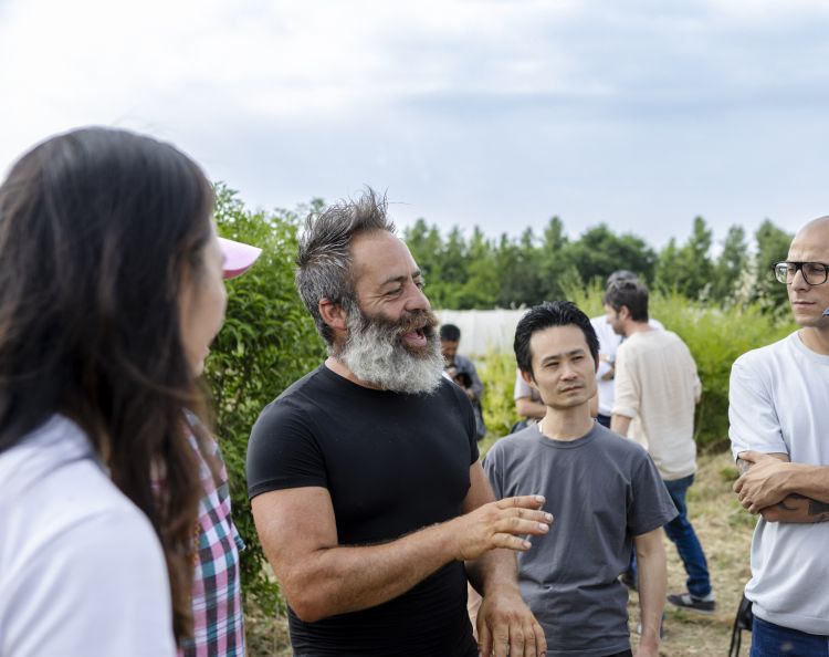 Andrea Tessardelli, agricoltore e responsabile delle coltivazioni de L'Orto di Mimì in uno scatto assieme allo chef Satoshi Hazama
