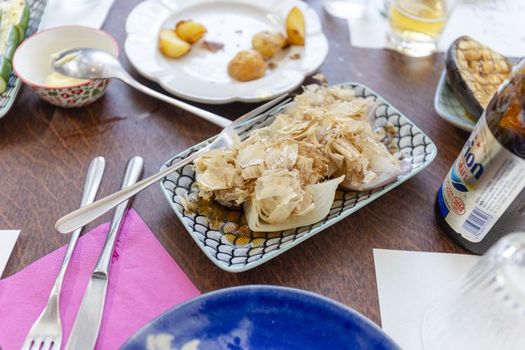 Cipolla al forno con katsuobushi
