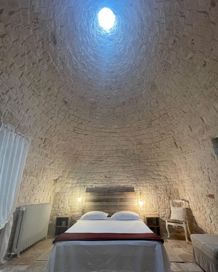 Una delle suite del Nina Trulli Resort
