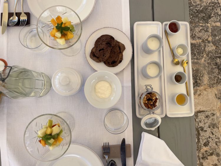 La colazione al Nina Trulli Resort, a base di prodotti locali compreso un delizioso pane al cioccolato servito con ricotta ancora calda
