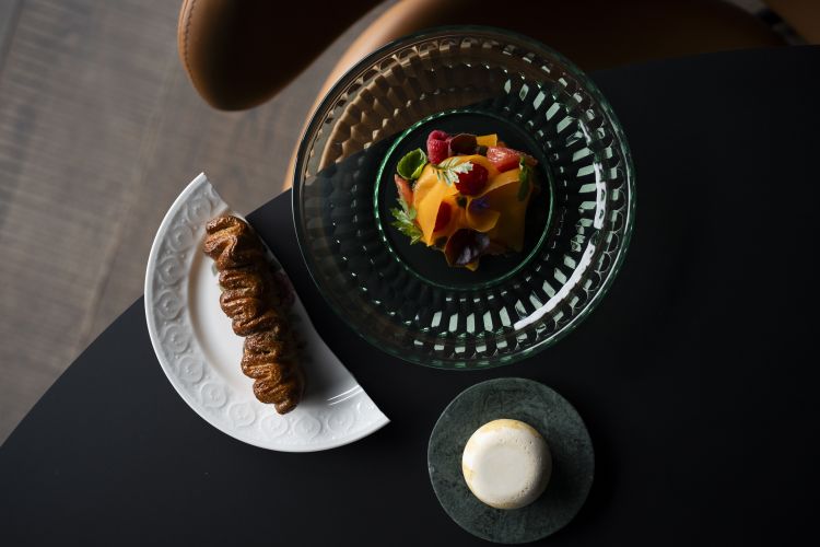 Dessert: Pane sfogliato, formaggio vegetale e insalata di frutta e verdura con zucca, pompelmo, lamponi e semi di zucca