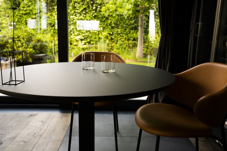 Un dettaglio della sala dell'Osteria Arborina circondata dai vigneti