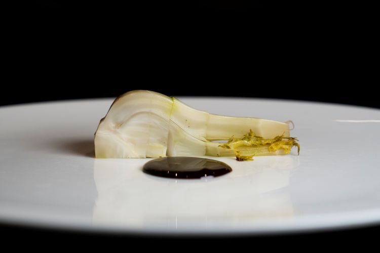 Pinzimonio, ovvero finocchio e cioccolato acidulo. Tutte le foto dei piatti, eccetto dove segnalato, sono a cura di Stefano Caffarri