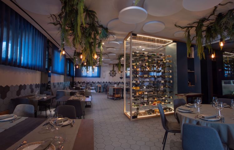 Contemporanea ed essenziale: la sala dell'Osteria Tre Torri
