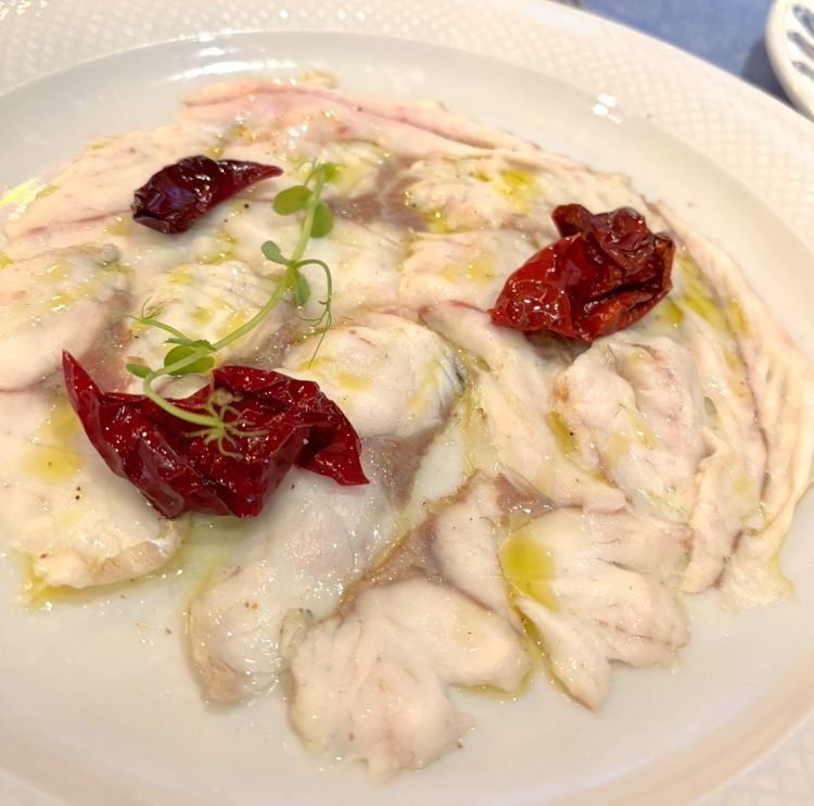 Robespierre di spigola: la materia prima al centro
