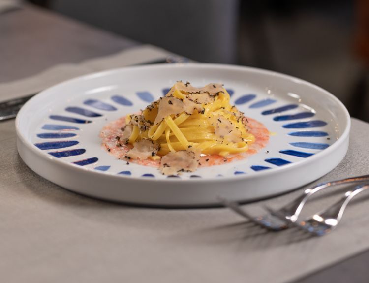 Tagliolino al burro e tartufo su battuto di gamber