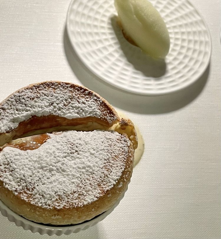 Soufflé alle mandorle, crema inglese al pepe verde e sorbetto alla Sprite: il cucchiaino affonda in una massa spumosa, nella dolcezza naturale della mandorla con il suo sottile amaro, spezzato dal calore del pepe che rinfresca il palato, prima di accedere alla nota dissetante del sorbetto alla Sprite
