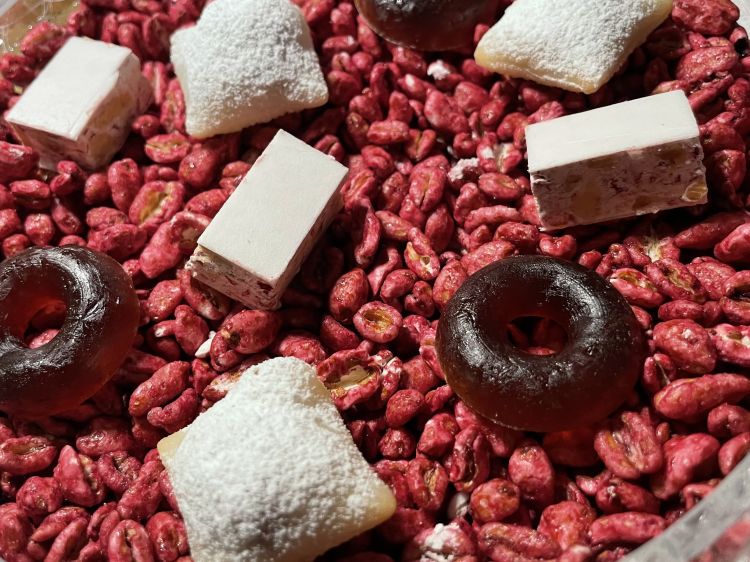 La piccola pasticceria è una celebrazione dolce dei sapori locali: Torrone ai frutti rossi, Gelèe di saba e Gnocco fritto mignon lievemente speziato
