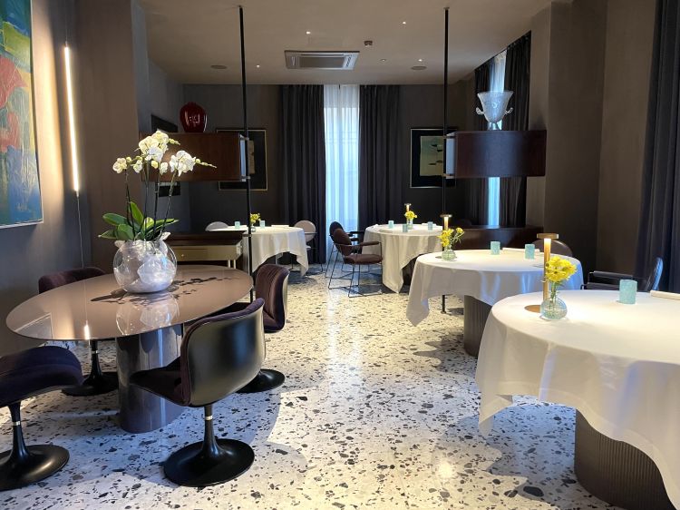 Un dettaglio della sala del ristorante fine dining

