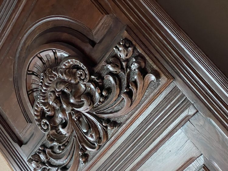 Un dettaglio del portone di Palazzo Utini, completamente ristrutturato; risale a 200 anni fa
