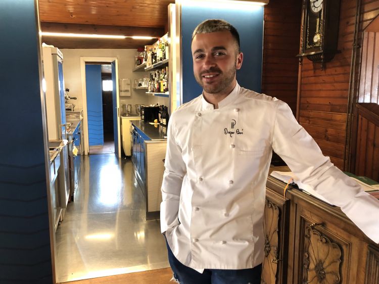 Lo chef Diego Pani nel ristorante di famiglia
