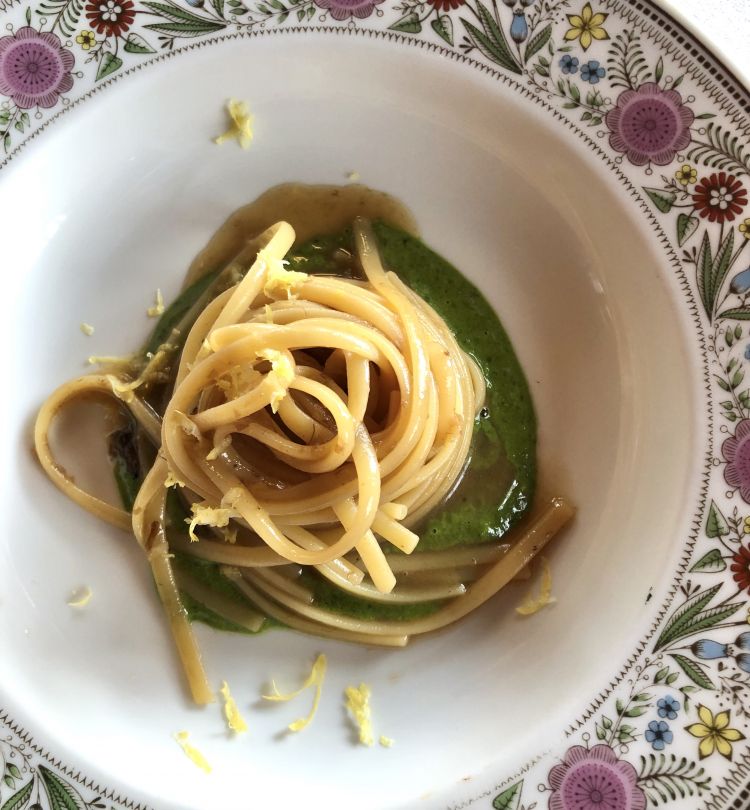 Linguine al fondo bruno di mare, pescatrice, prezzemolo e limone
