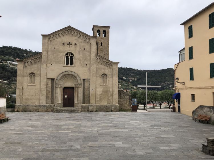 Accanto alla chiesa di San Michele, l'uliveto ospiterà il dehors del ristorante che sta per nascere
