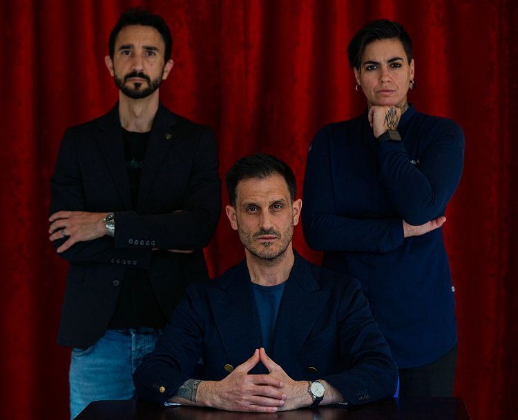 In basso Alex Sp&ouml;gler e alle sue spalle, suo fratello Max e la chef del Paradiso,&nbsp;Aggeliki Charami
