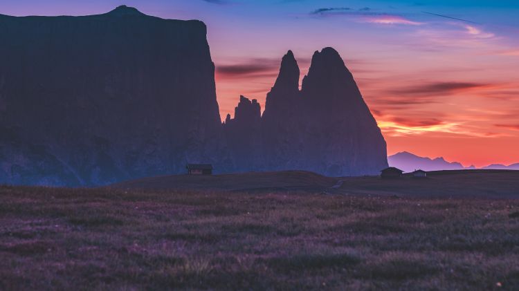 La vista meravigliosa sulle Dolomiti al tramonto
