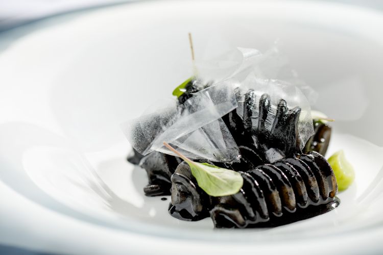Il Mare di plastica: un messaggio provocatorio, una denuncia dei danni recati dall'uomo all'ecosistema mare in una pur sempre deliziosa interpretazione di Gianfranco Pascucci, una pasta al nero di seppia