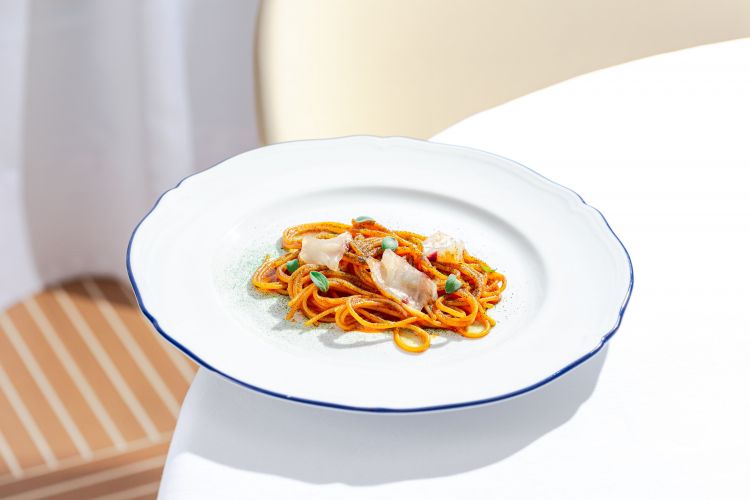 Spaghetto ai pomodori di mare - datterino e pachino, dolcezza e acidità - maggiorana in polvere e ombrina come un lardo