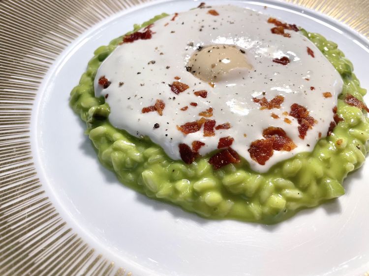 Risotto agli asparagi e uovo alla carbonara di Edoardo Tizzanini
Un risotto agli asparagi, questi ultimi sonori, non disperdono la loro impronta sotto la spuma di pecorino o la libidine del guanciale croccante; al centro, invece, un cuore di salsa alla carbonara all'uovo accentua la cremosità del piatto ad avvolgere chicchi di Carnaroli dalla cottura centrata

 
