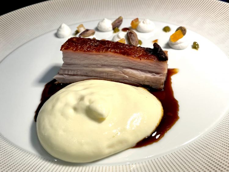 Maialino in cassata: pistacchio, arancia, ricotta e spuma di patate di Giancarlo Perbellini
Una ricetta che rende omaggio alla Sicilia dove Giancarlo Perbellini ha intrapreso da qualche tempo una nuova avventura con la sua Locanda Perbellini al mare, a Montallegro in provincia di Agrigento. Introduce in questo maialino gli ingredienti della cassata, concentrata soprattutto nell’arancia candita che si lega al fondo di cottura, esprimendo la sensazione di una salsa caramellata all’agrume. Maialino tenero, succoso con contorno di spuma di patate
