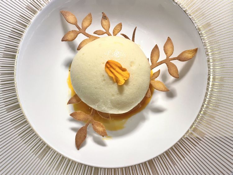 Île flottante: nocciole, mandarino, chinotto di Giancarlo Perbellini
Un grande classico della pasticceria francese, un dessert dall’impatto visivo davvero piacevole, ma ancor più seducente è la sua leggerezza non priva di golosità: una spuma alla nocciola racchiude un cuore di cioccolato con intervalli di croccante alla nocciola piacevolissimo; un biscuit conduce poi alla meringa morbida posta in cima, vaniglia e mandarino succoso a rinfrescare il boccone. Il chinotto lo troviamo alla base caramellato. Perfetto in questo caso l’abbinamento con il cocktail ideato da Simone Sacchetti: Rabarbaro Zucca, Calvados e chinotto Sanpellegrino. Bomba!

 
