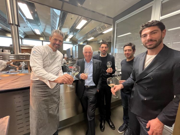 La famiglia Moser in cucina con lo chef Andrea Berton che ha curato il lunch di presentazione del Blauen Blanc de Noirs 2015
