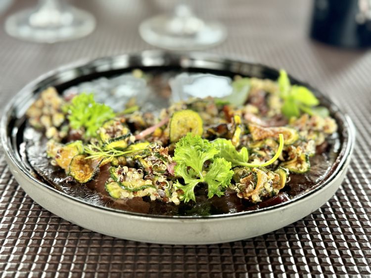 Carpaccio di manzo, zucchine alla scapece e quinoa