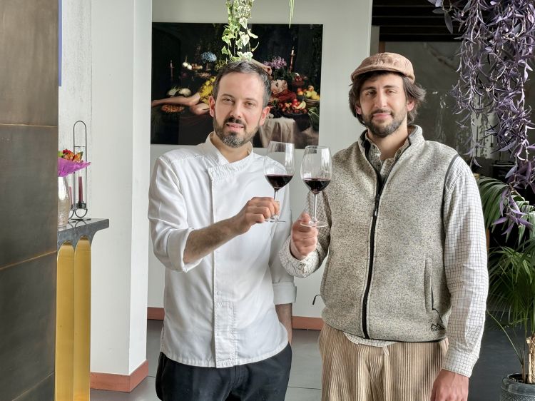 A sinistra Giuseppe Palmieri, in cucina e a destra