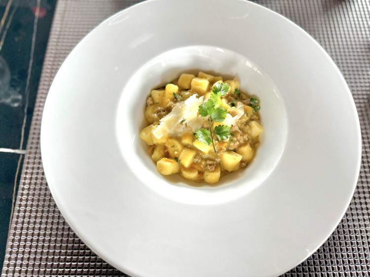 Gnocchetti di patate, ragù bianco di manzo, datterino giallo e provolone